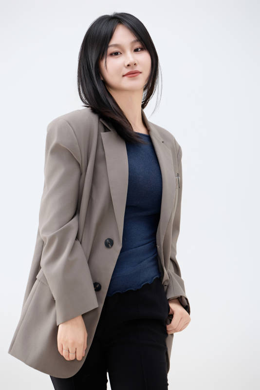 白色背景下穿着西装的职业女性形象图片