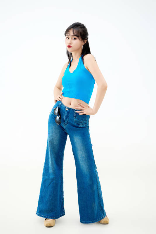 影棚拍摄穿着八十年代复古风装束的美女图片