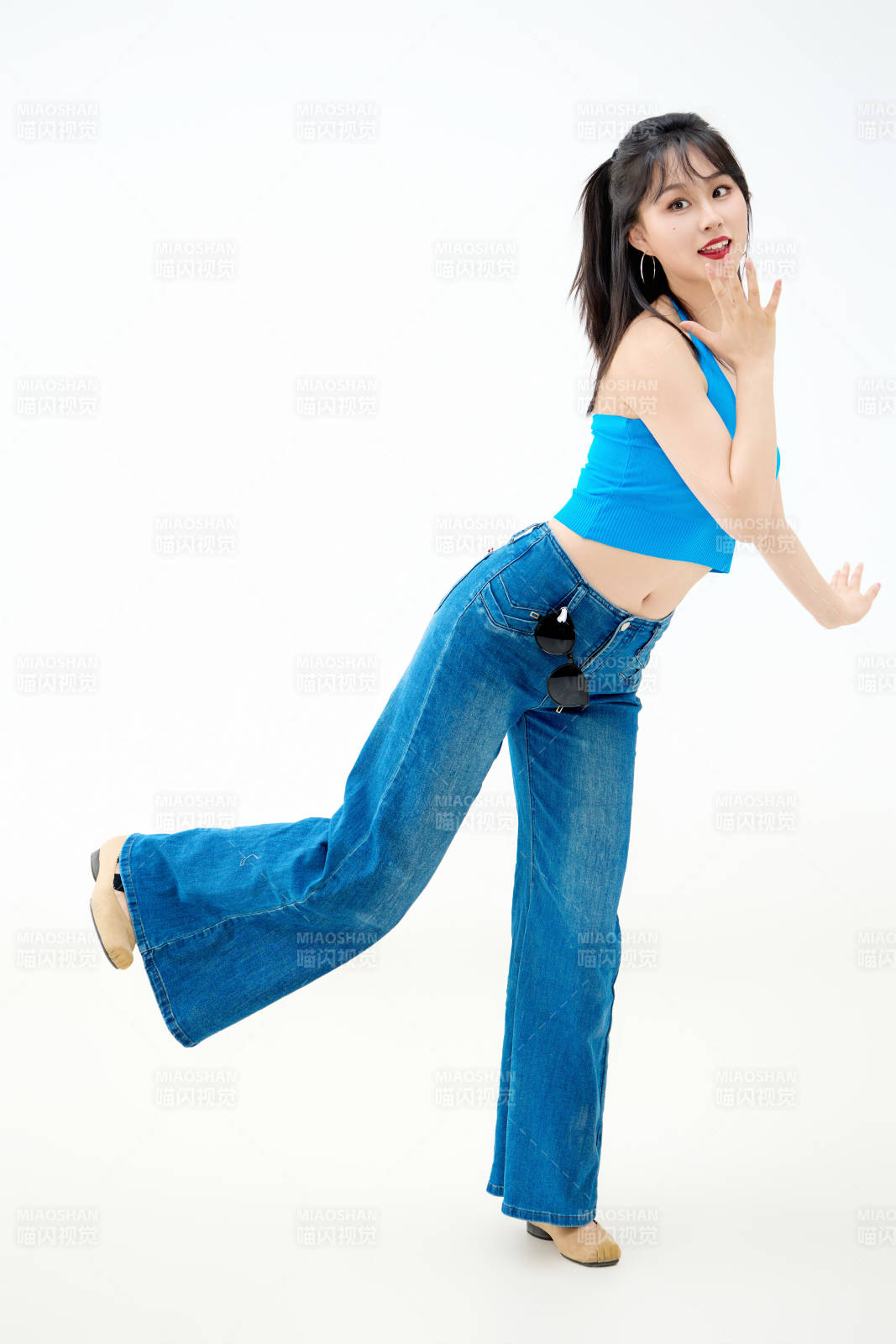 影棚拍摄穿着八十年代复古风装束的美女图片