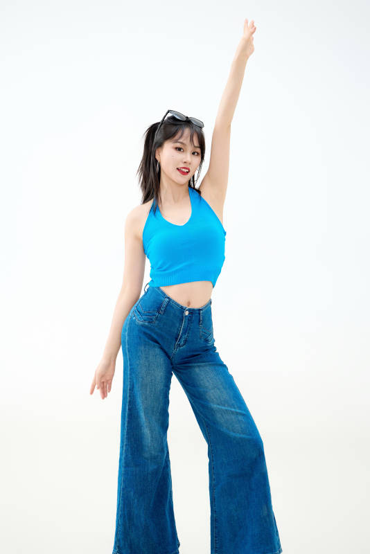 影棚拍摄穿着八十年代复古风装束的美女图片