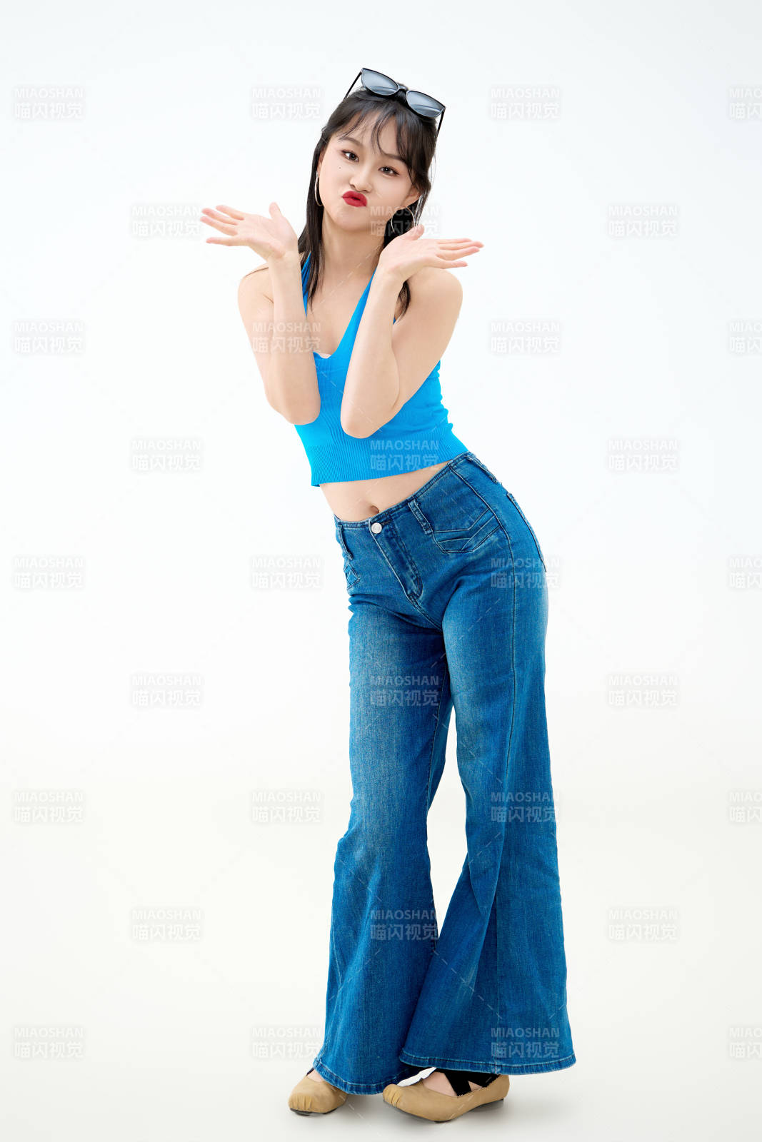 影棚拍摄穿着八十年代复古风装束的美女图片