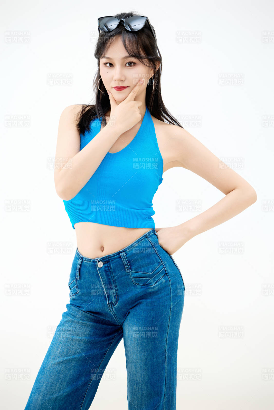 影棚拍摄穿着八十年代复古风装束的美女图片