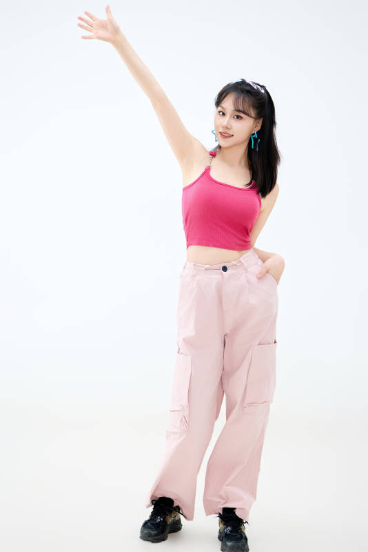 影棚拍摄穿着青春靓丽的亚洲年轻女性形象图片