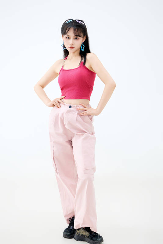 影棚拍摄穿着青春靓丽的亚洲年轻女性形象图片