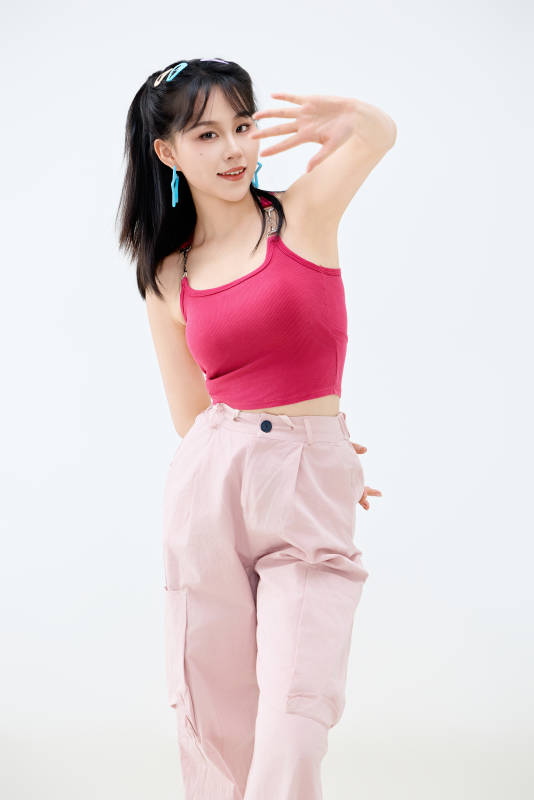 影棚拍摄穿着青春靓丽的亚洲年轻女性形象图片