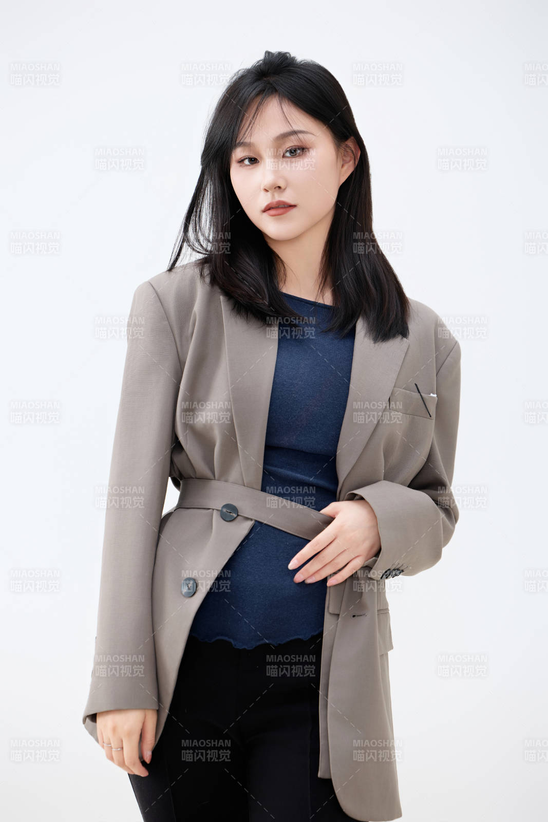 白色背景下穿着西装的职业女性形象图片