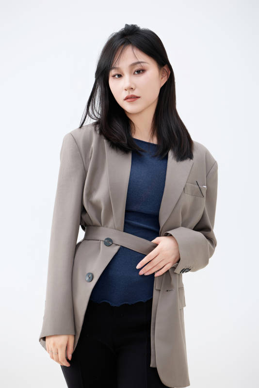 白色背景下穿着西装的职业女性形象图片