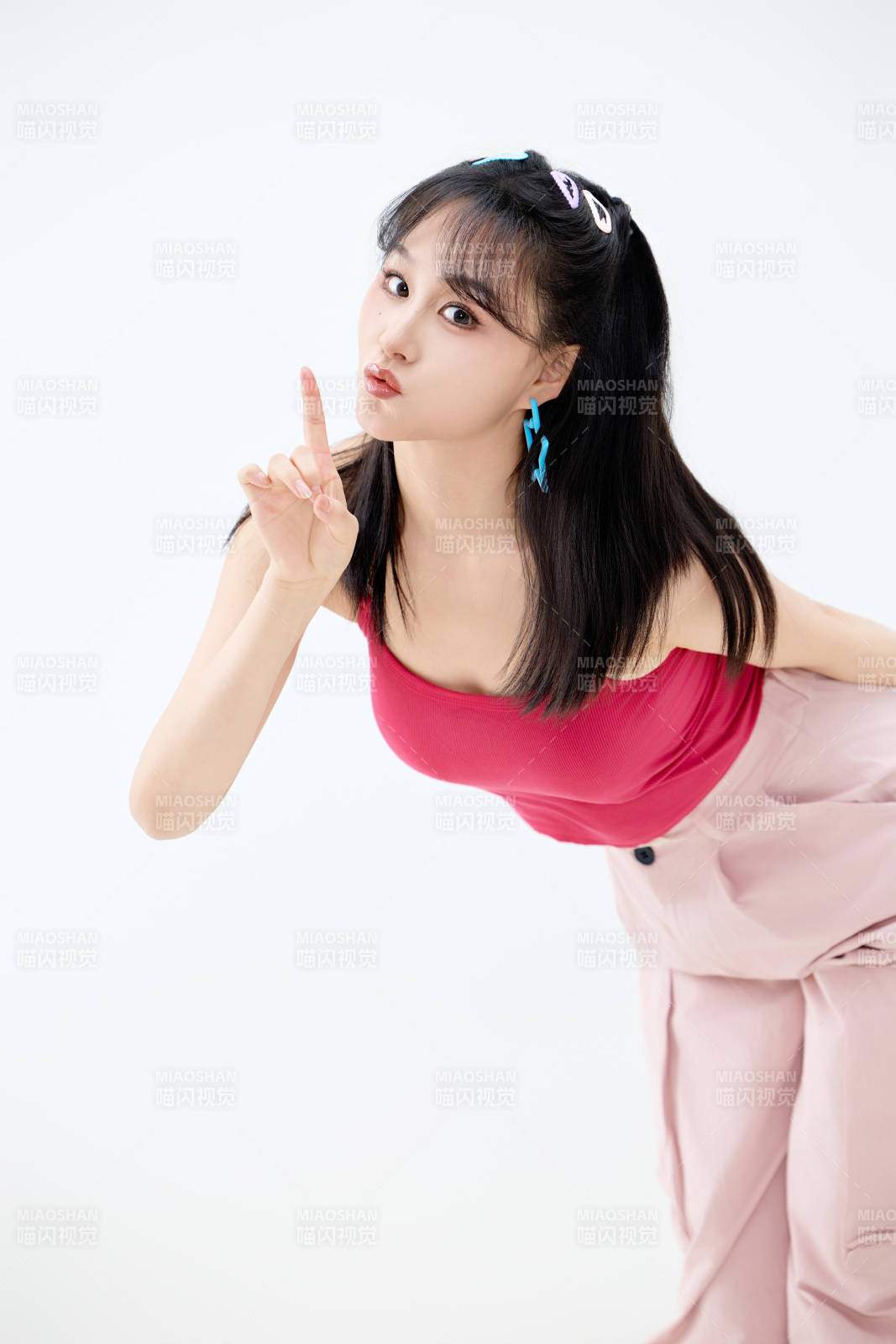 影棚拍摄穿着青春靓丽的亚洲年轻女性形象图片