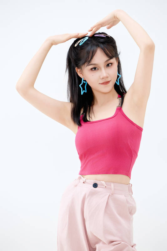 影棚拍摄穿着青春靓丽的亚洲年轻女性形象图片