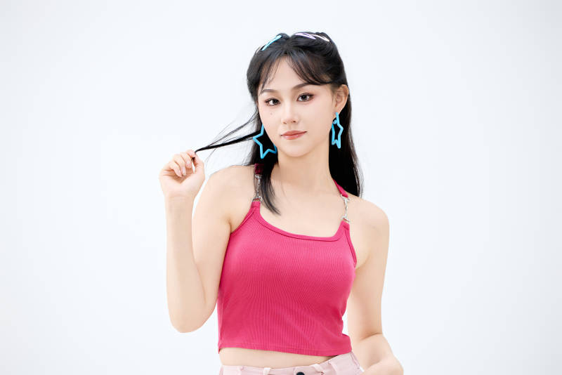 影棚拍摄穿着青春靓丽的亚洲年轻女性形象图片