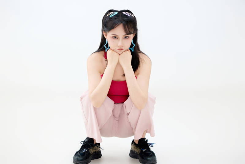 影棚拍摄穿着青春靓丽的亚洲年轻女性形象图片