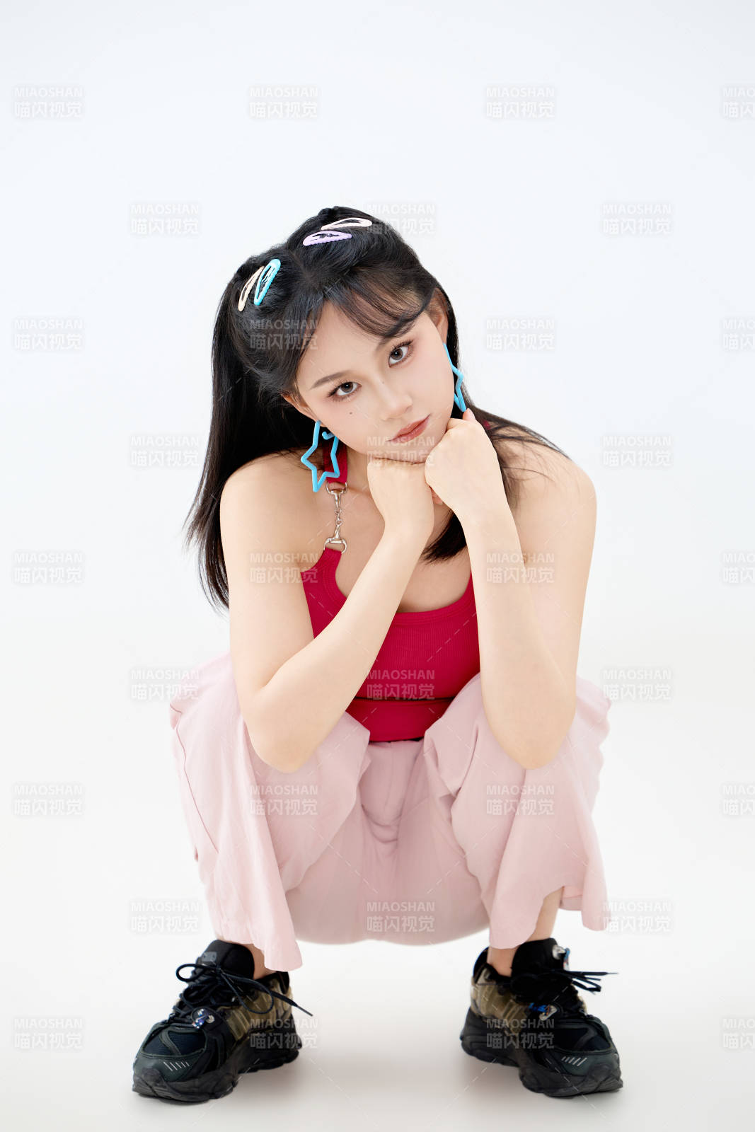 影棚拍摄穿着青春靓丽的亚洲年轻女性形象图片