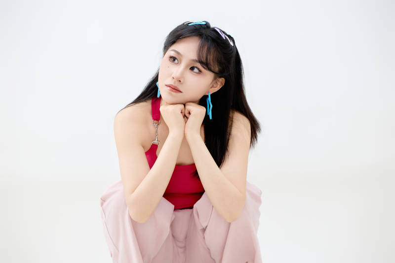 影棚拍摄穿着青春靓丽的亚洲年轻女性形象图片