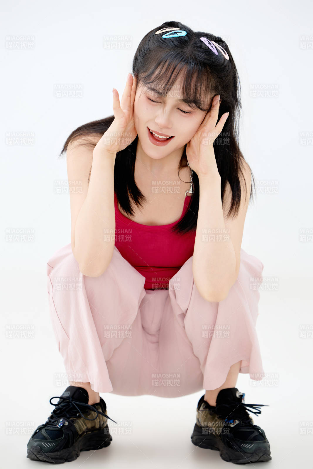 影棚拍摄穿着青春靓丽的亚洲年轻女性形象图片