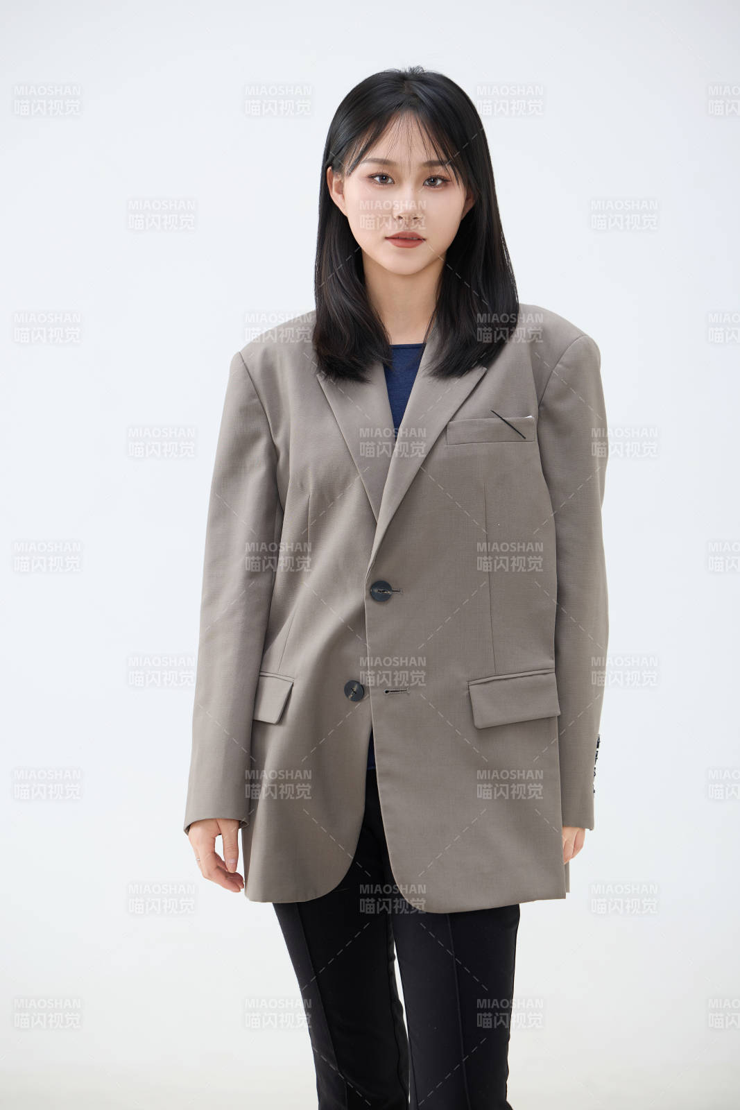 白色背景下穿着西装的职业女性形象图片