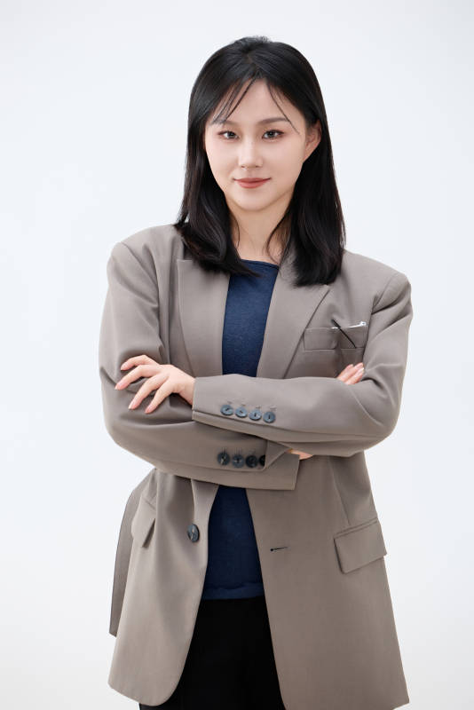 白色背景下穿着西装的职业女性形象图片