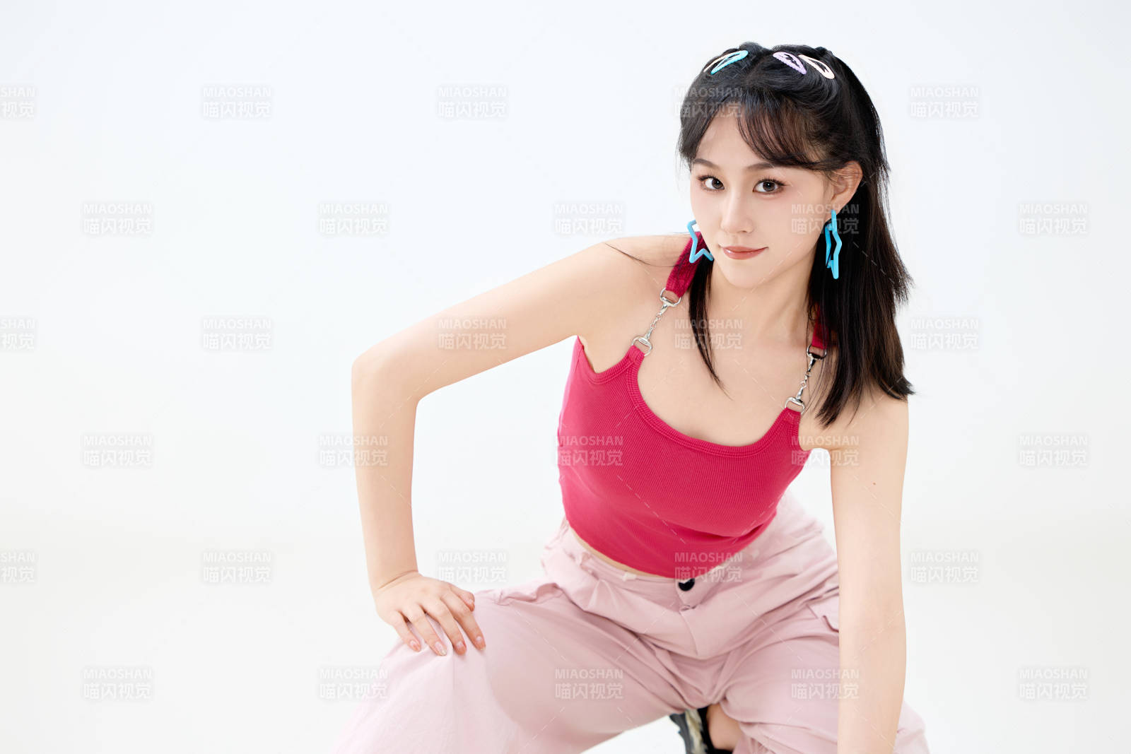 影棚拍摄穿着青春靓丽的亚洲年轻女性形象图片