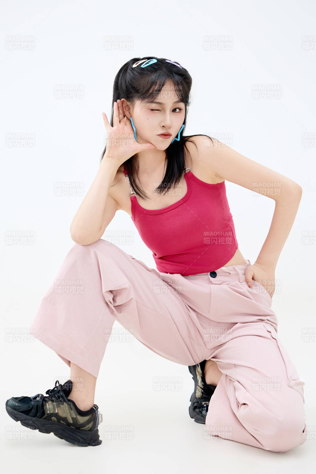 影棚拍摄穿着青春靓丽的亚洲年轻女性形象图片