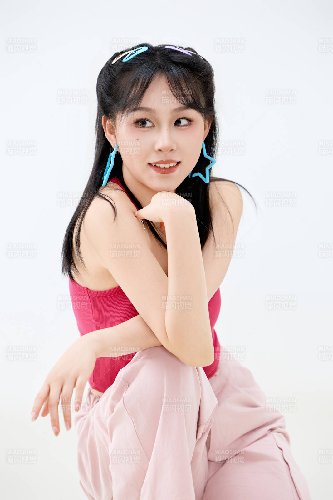 影棚拍摄穿着青春靓丽的亚洲年轻女性形象图片