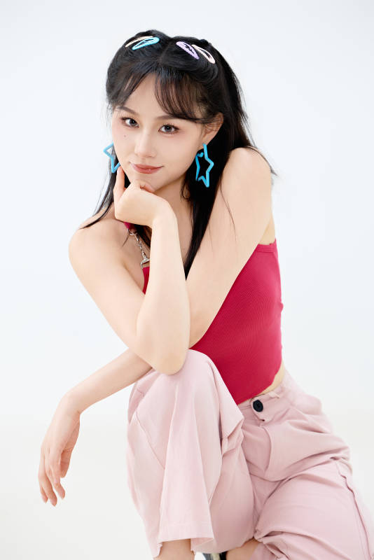 影棚拍摄穿着青春靓丽的亚洲年轻女性形象图片