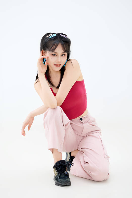 影棚拍摄穿着青春靓丽的亚洲年轻女性形象图片