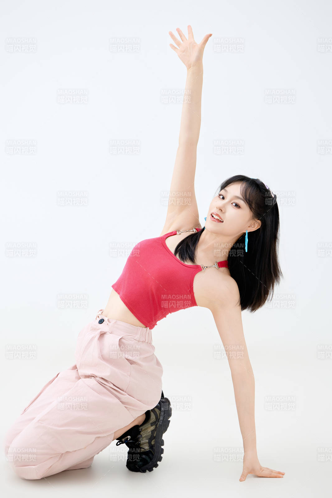 影棚拍摄穿着青春靓丽的亚洲年轻女性形象图片