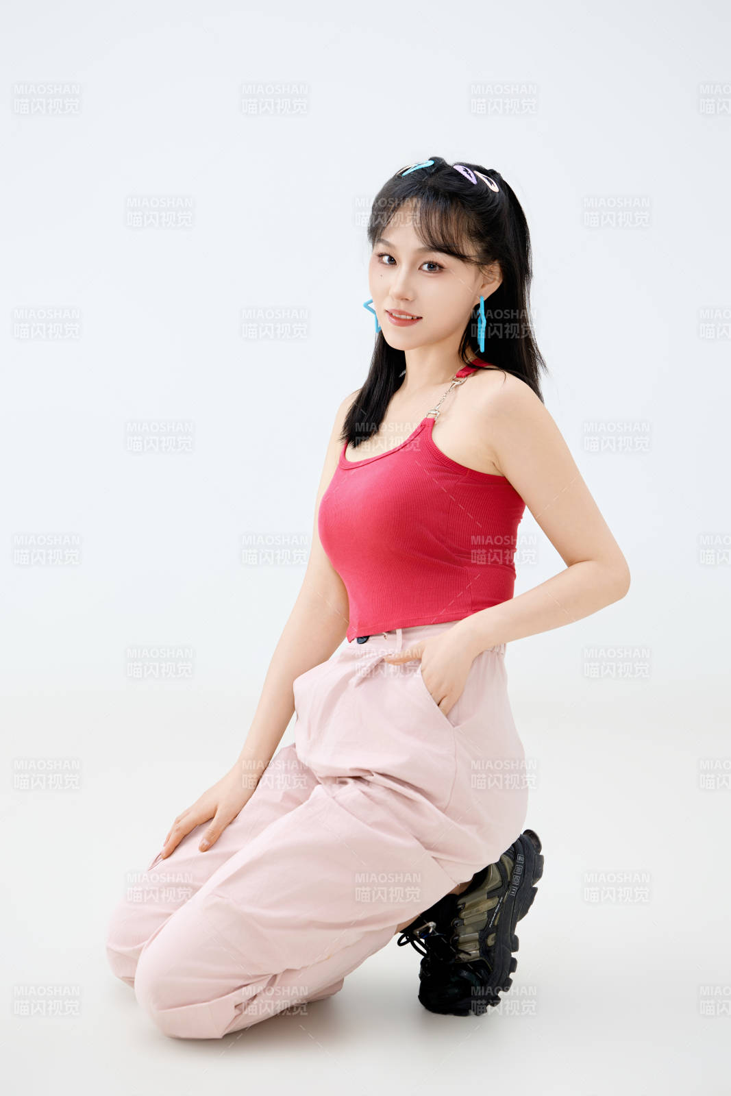 影棚拍摄穿着青春靓丽的亚洲年轻女性形象图片