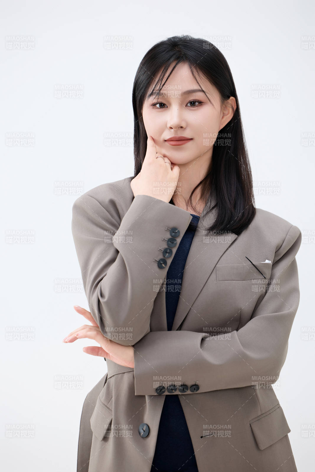 白色背景下穿着西装的职业女性形象图片