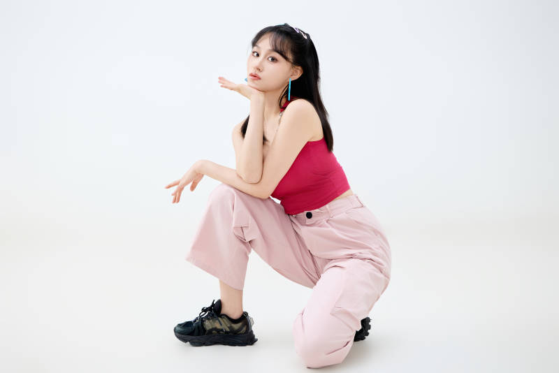 影棚拍摄穿着青春靓丽的亚洲年轻女性形象图片