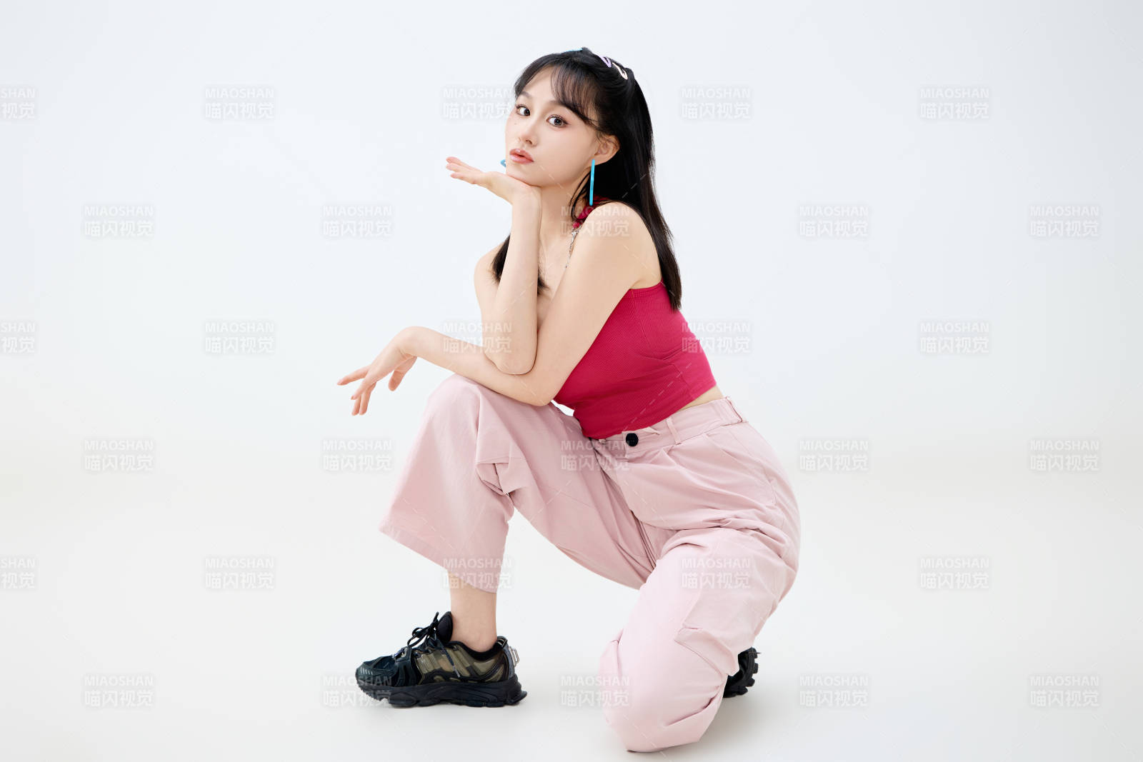 影棚拍摄穿着青春靓丽的亚洲年轻女性形象图片