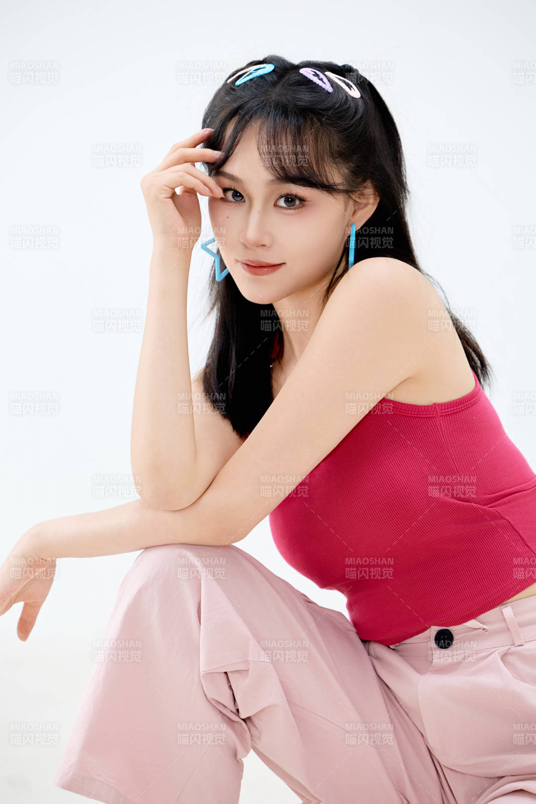 影棚拍摄穿着青春靓丽的亚洲年轻女性形象图片