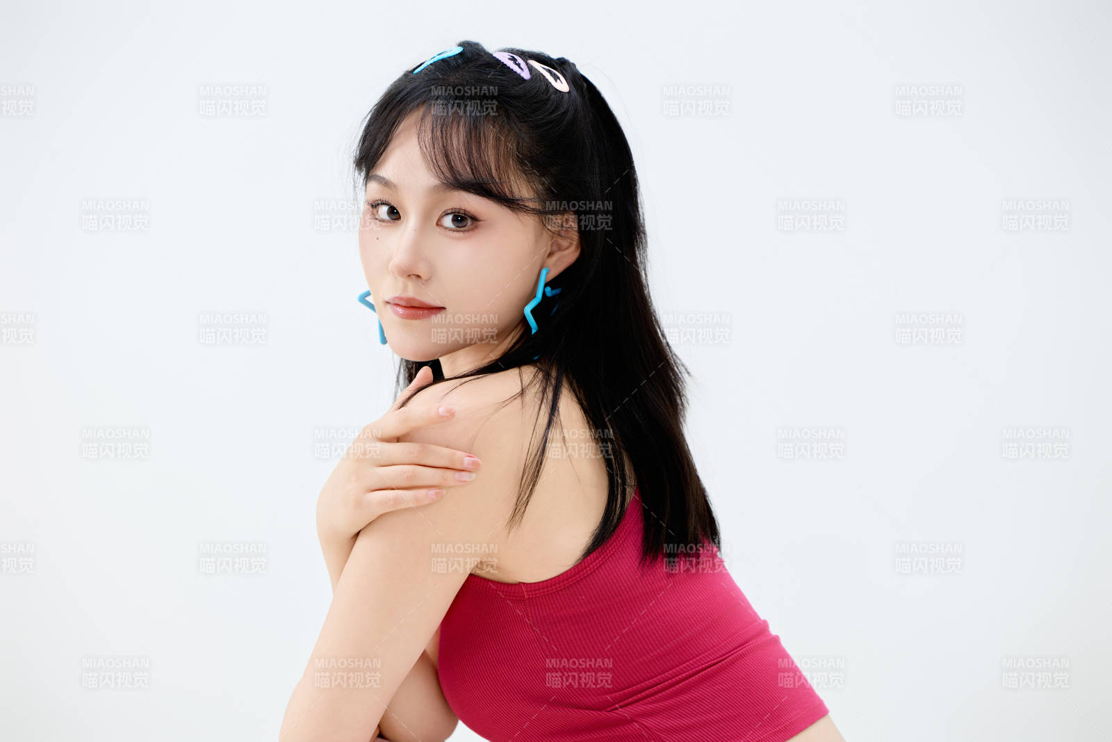 影棚拍摄穿着青春靓丽的亚洲年轻女性形象图片