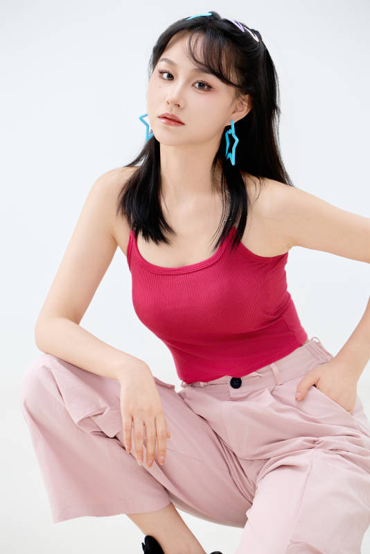 影棚拍摄穿着青春靓丽的亚洲年轻女性形象图片