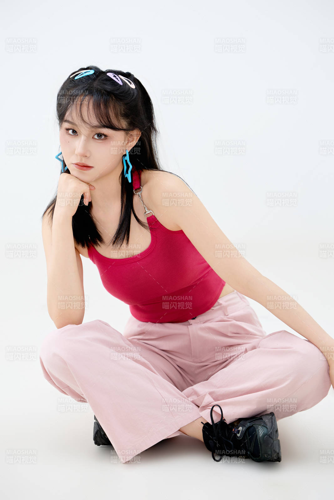 影棚拍摄穿着青春靓丽的亚洲年轻女性形象图片