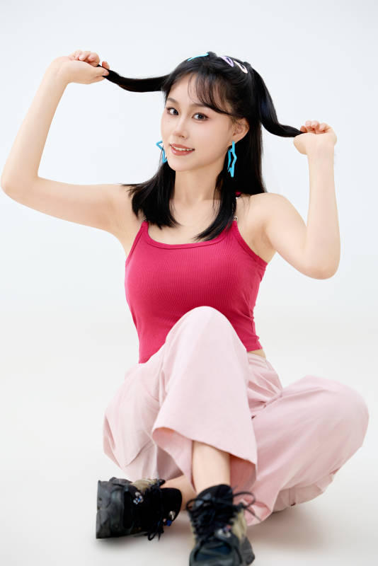 影棚拍摄穿着青春靓丽的亚洲年轻女性形象图片