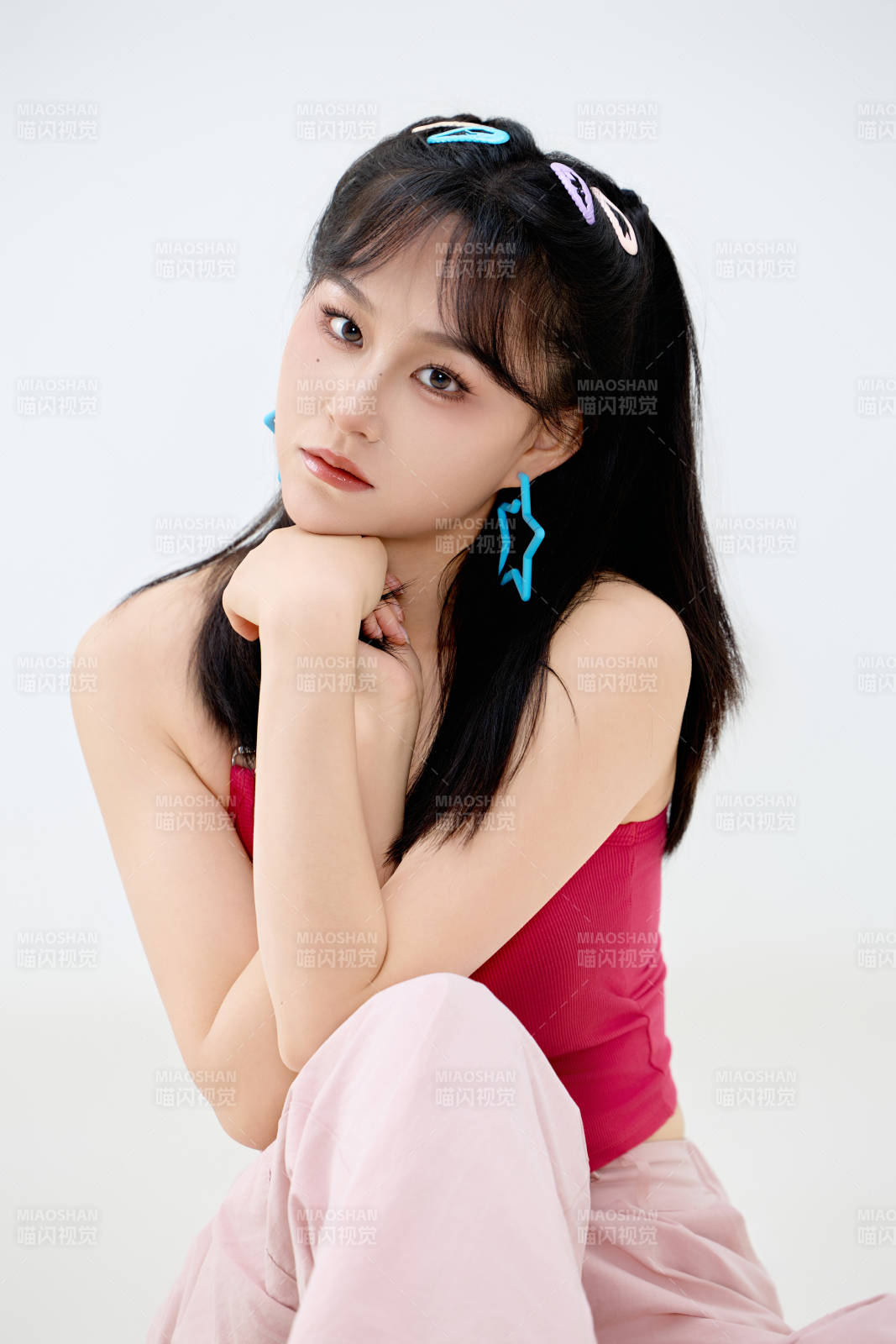 影棚拍摄穿着青春靓丽的亚洲年轻女性形象图片