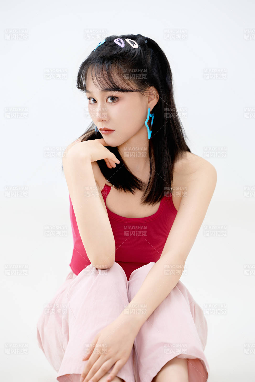 影棚拍摄穿着青春靓丽的亚洲年轻女性形象图片