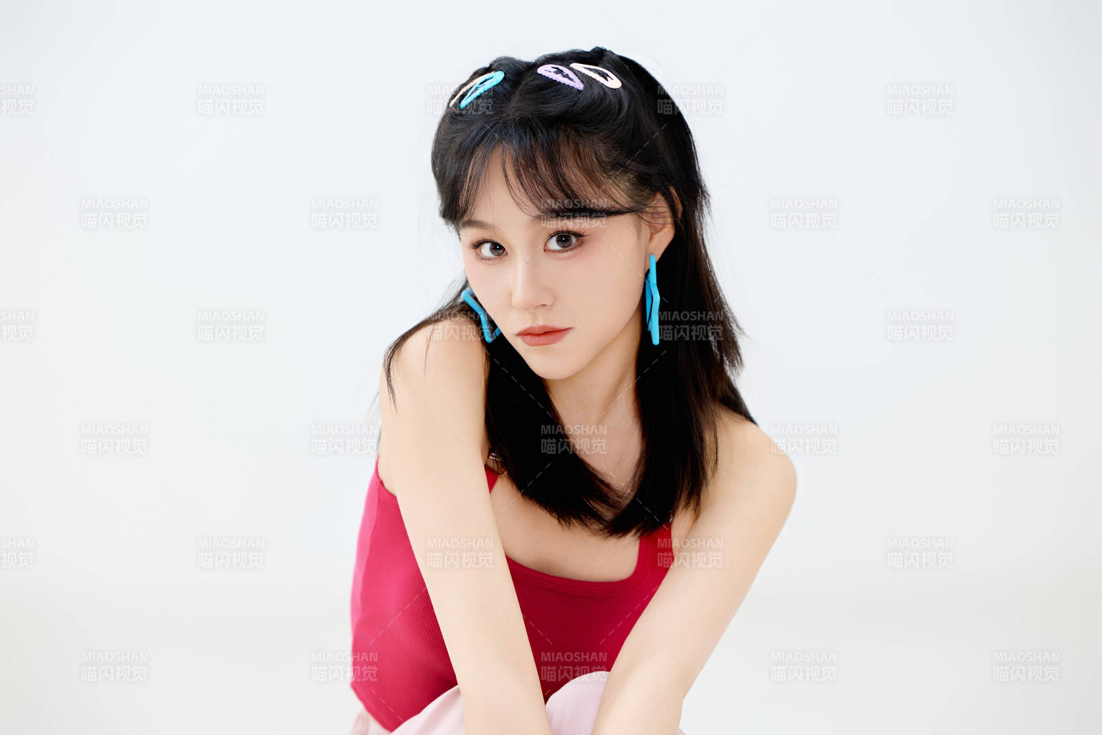 影棚拍摄穿着青春靓丽的亚洲年轻女性形象图片