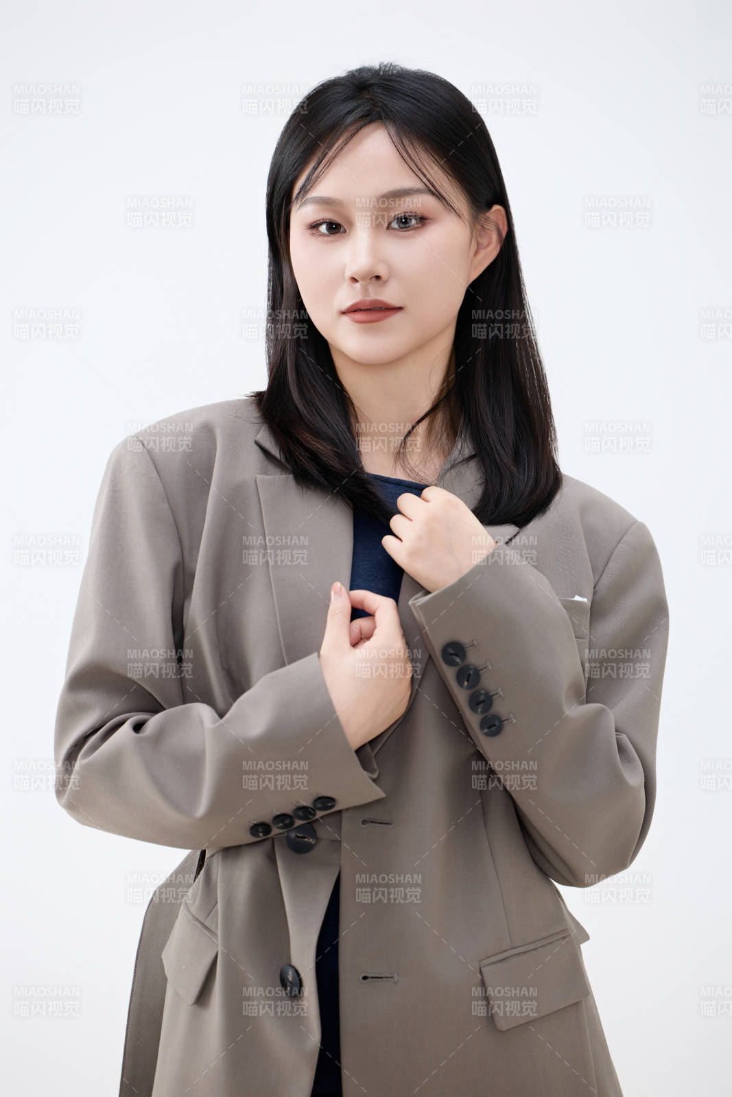 白色背景下穿着西装的职业女性形象图片