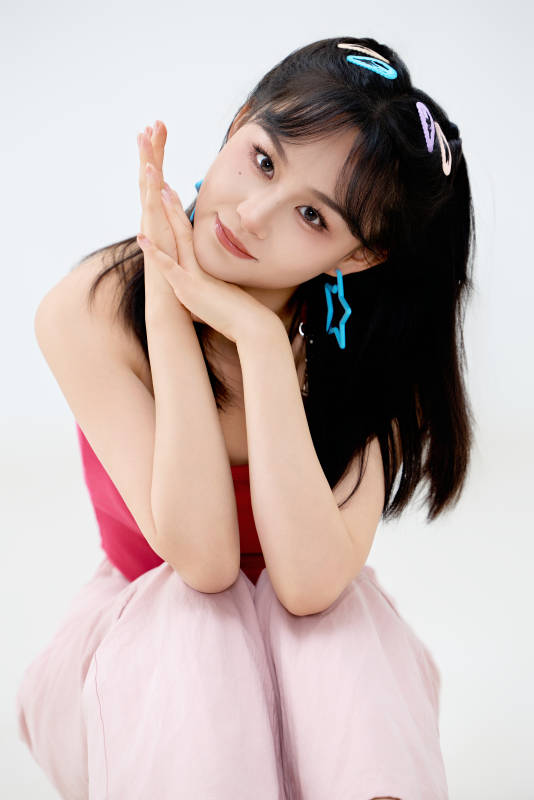 影棚拍摄穿着青春靓丽的亚洲年轻女性形象图片