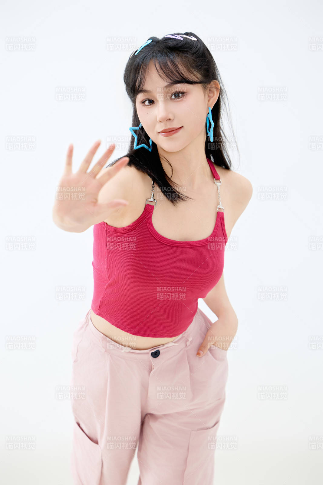 影棚拍摄穿着青春靓丽的亚洲年轻女性形象图片