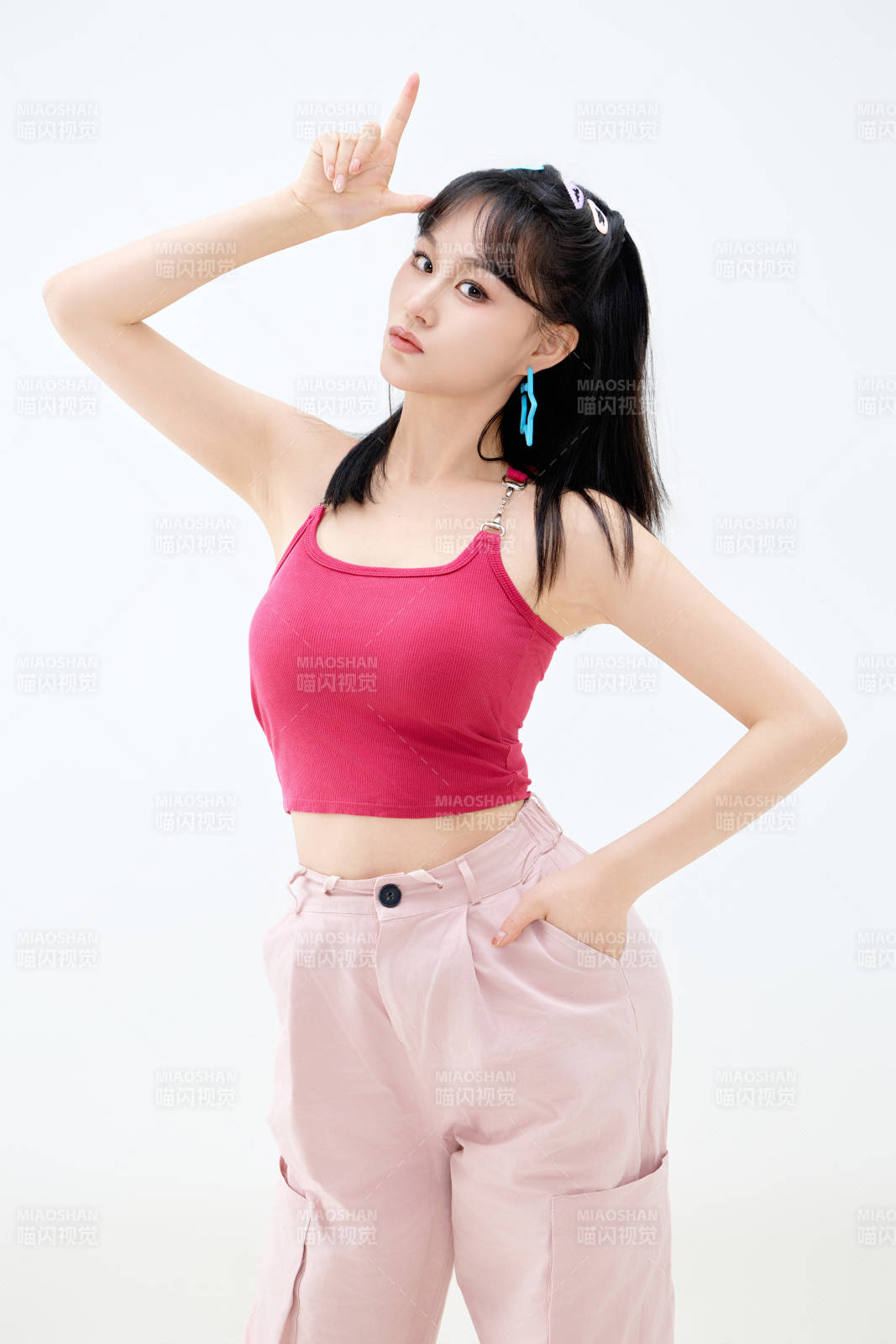 影棚拍摄穿着青春靓丽的亚洲年轻女性形象图片