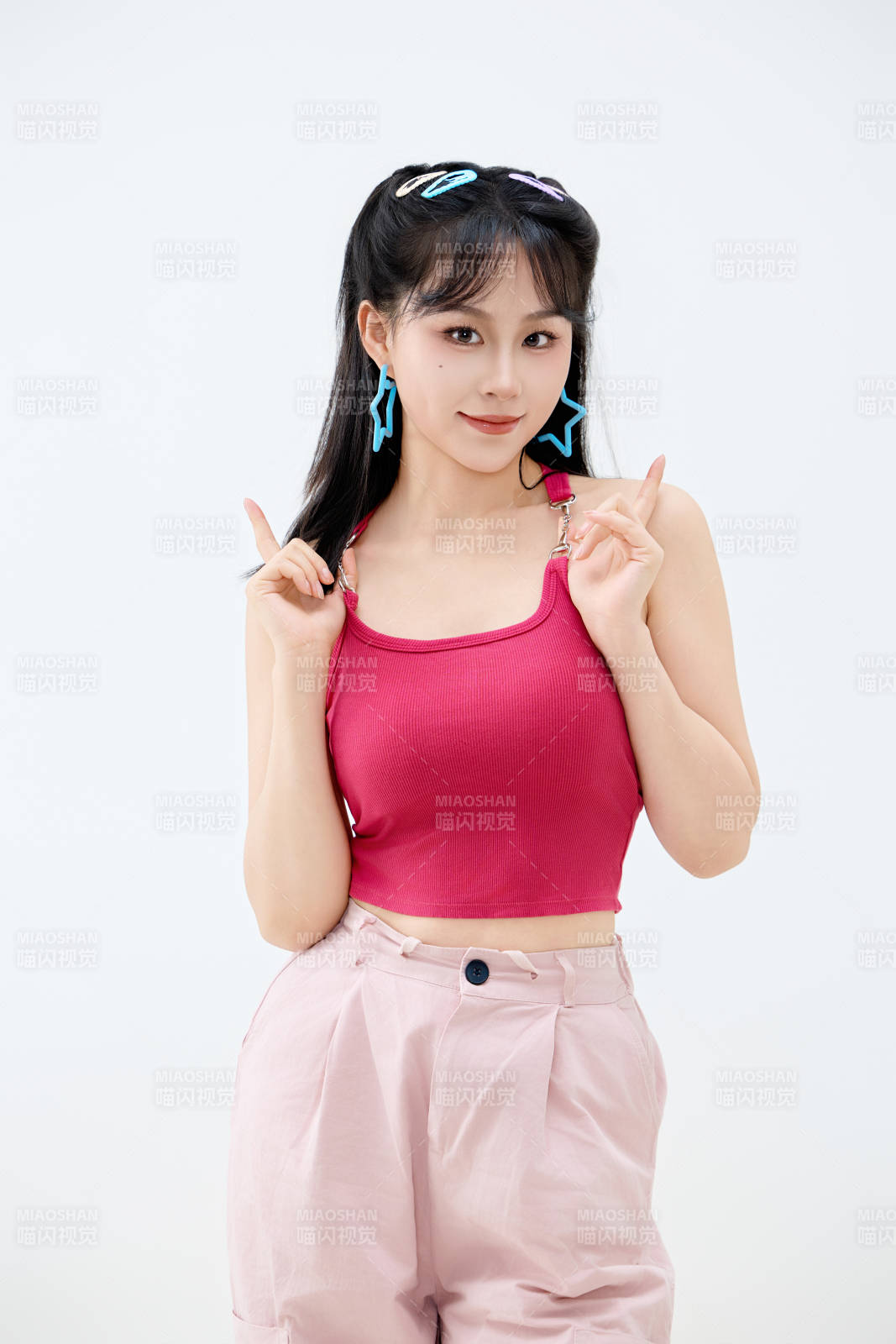 影棚拍摄穿着青春靓丽的亚洲年轻女性形象图片