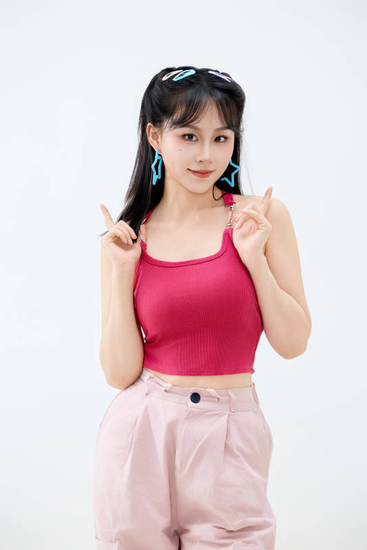 影棚拍摄穿着青春靓丽的亚洲年轻女性形象图片