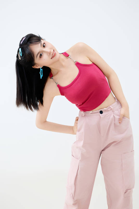 影棚拍摄穿着青春靓丽的亚洲年轻女性形象图片