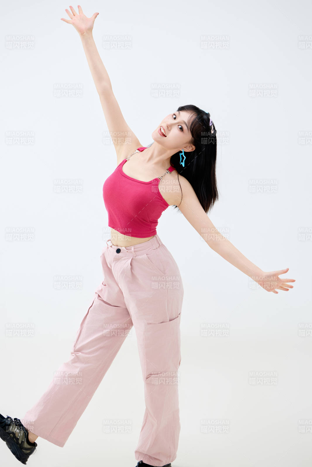 影棚拍摄穿着青春靓丽的亚洲年轻女性形象图片