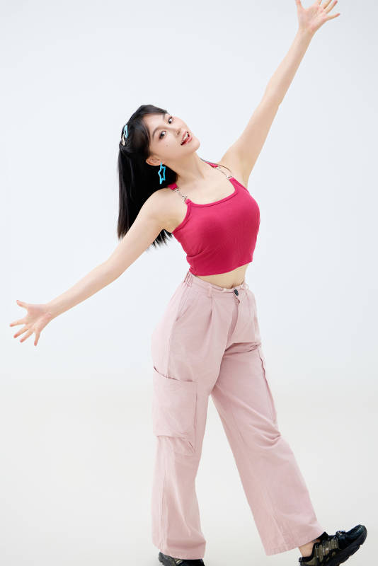 影棚拍摄穿着青春靓丽的亚洲年轻女性形象图片