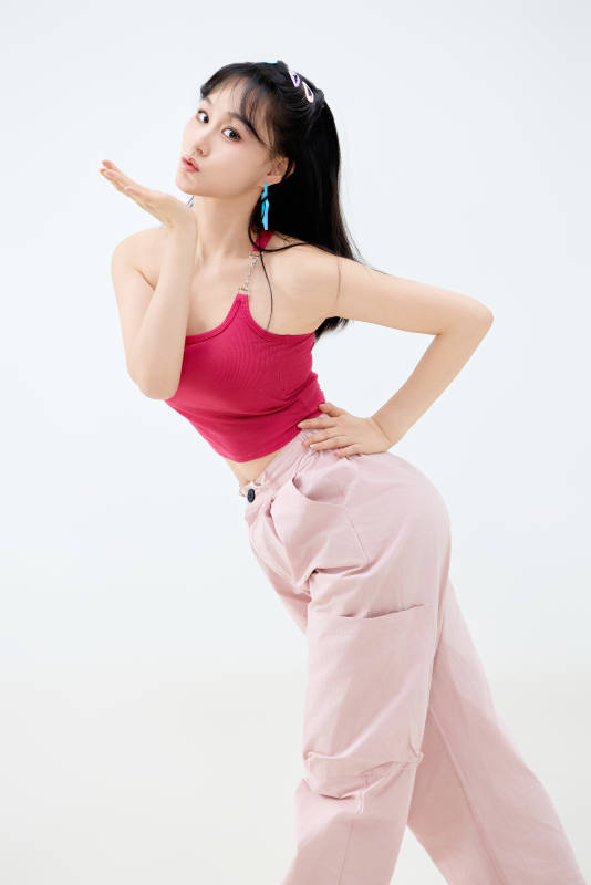 影棚拍摄穿着青春靓丽的亚洲年轻女性形象图片