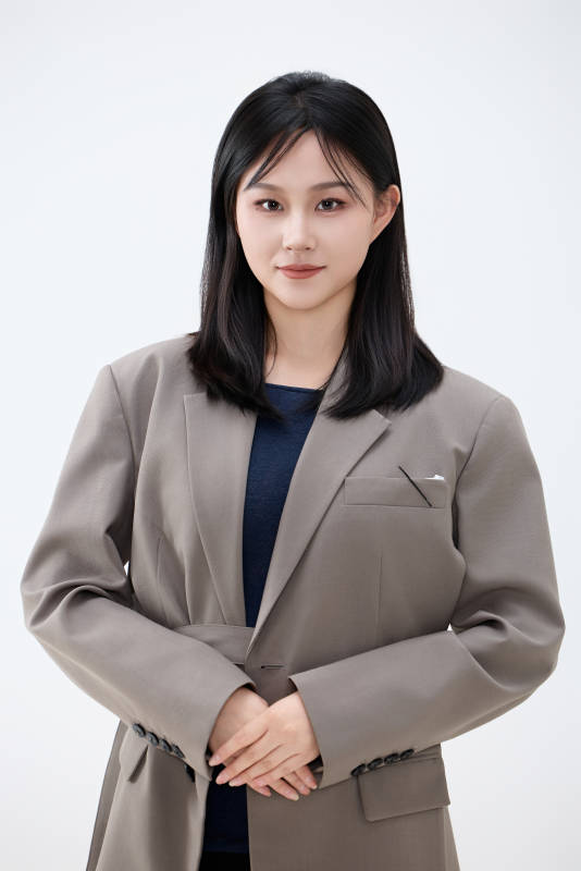 白色背景下穿着西装的职业女性形象图片