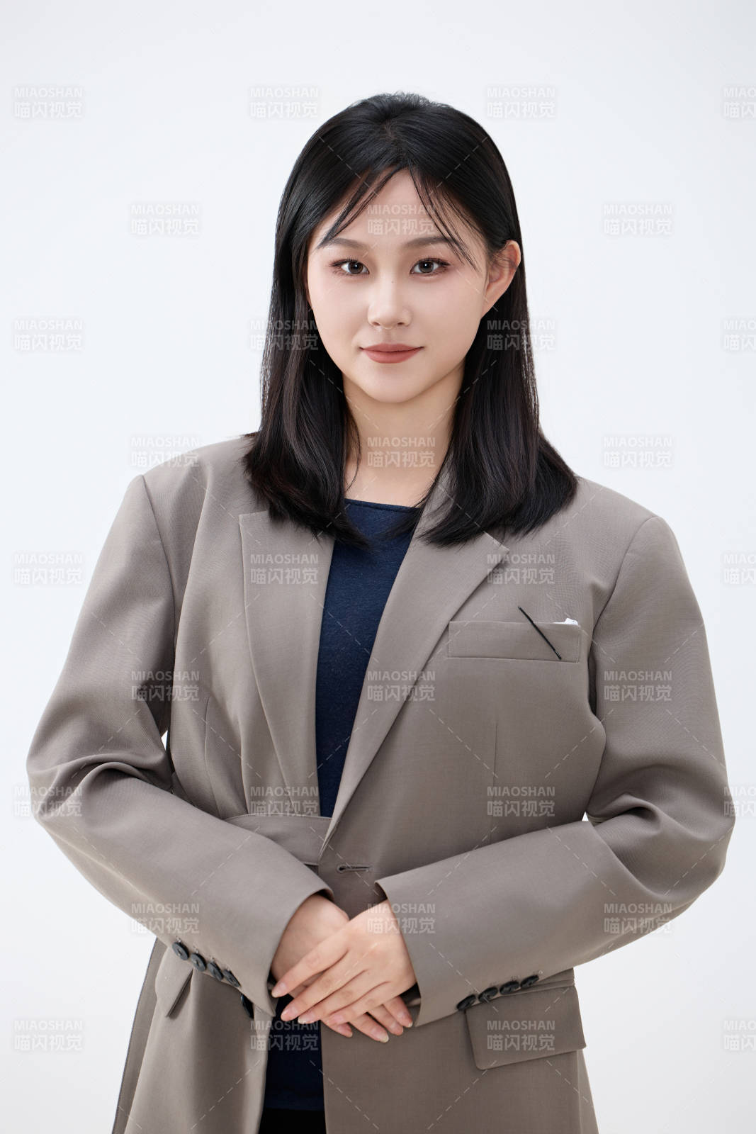 白色背景下穿着西装的职业女性形象图片